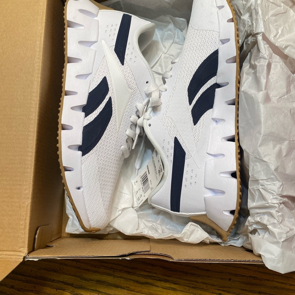 Reebok boys sneakers blue and white size 7 NWT.
